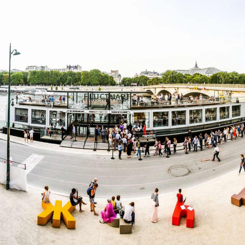 Vue extérieure de Fluctuart, centre d'art urbain sur la Seine à Paris, exposant des œuvres street art